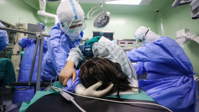 Körpəni qeysəriyyə yolu ilə dünyaya gətirən qadın öldü – Bakıdda faciə