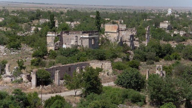 Atam Bakıda “Ağdam bağı” salıb… - Ağdam köçkünüxa0