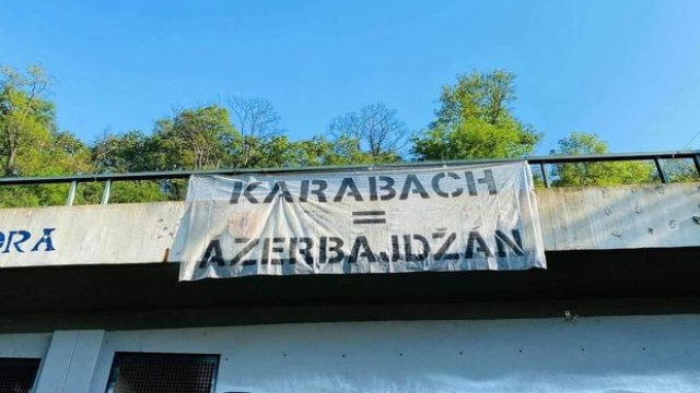 Praqanın mərkəzində poster: Qarabağ Azərbaycandır!