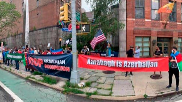 Azərbaycanlılar bu dəfə Nyu Yorkdakı erməni konsulluğunun önündə etiraz etdi - FOTO