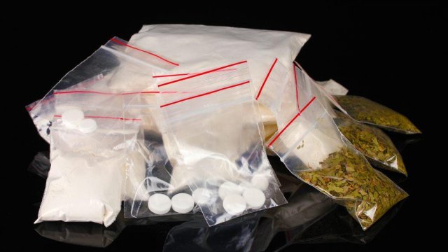 Abşeronda polisin saxladığı maşından sərnişin QAÇDI