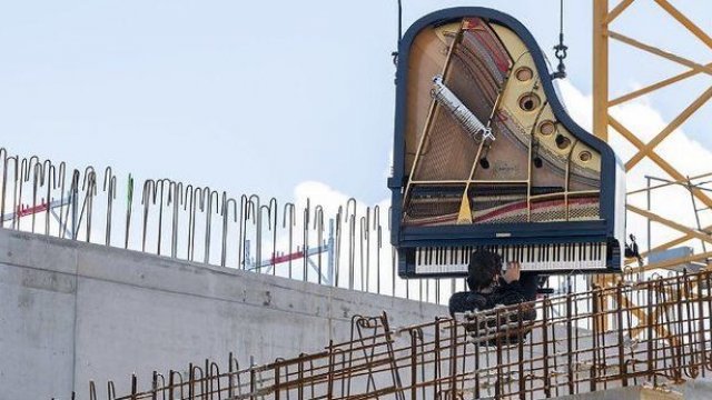 Səmada ifa: Pianoçu hamını heyrətləndirdi - VİDEO