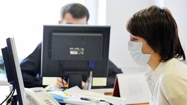 “Maskamı çıxarıb çay içirdim, ofisin içində cərimələndim”