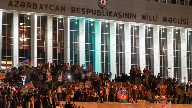 Milli Məclisə qanunsuz daxil olan şəxslərlə bağlı QƏRAR