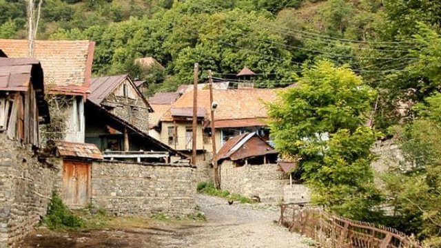 Azərbaycanda 1 nəfərin onlarla insanı koronavirusa yoluxdurduğu kənddən VİDEOREPORTAJ