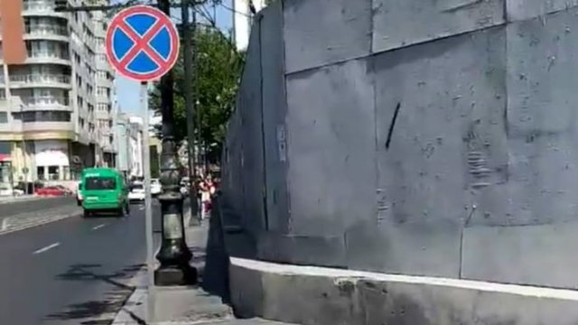 Bakının bu küçəsində piyadalar hərəkət edə bilmir - VİDEO