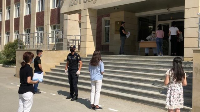 Bakı polisi imtahan keçirilən məktəblərdə - FOTO