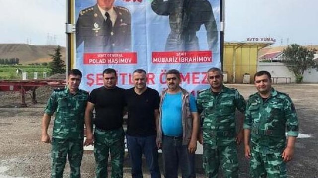 Türk iş adamı Azərbaycan bayrağı ilə Ermənistan sərhədində