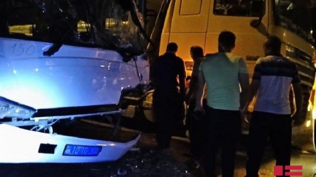 Bakıda qeyri-qanuni sərnişin daşıyan avtobus yük maşınına çırpılıb, xəsarət alanlar var - FOTO