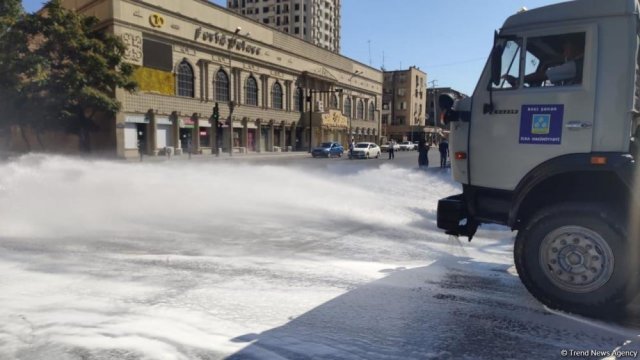 Paytaxt küçələri növbəti dəfə dezinfeksiya edildi (FOTO)