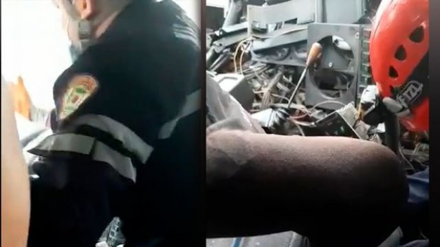 Bakıda qəzaya uğramış avtobusdan sürücünün xilas edilməsi anları - VİDEO