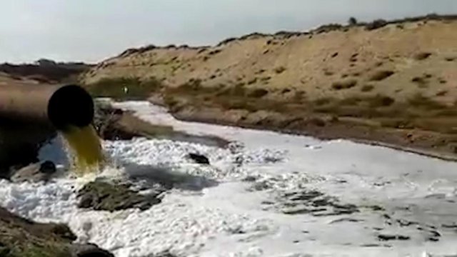 Xəzərdə təhlükə: Bakıda çirkab suları dənizə axıdılır - VİDEO