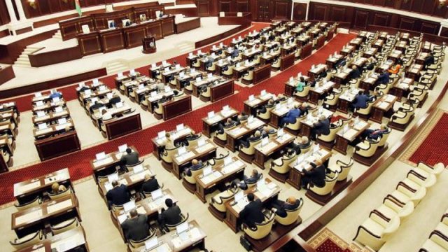 Deputatlar tətilə yollandı