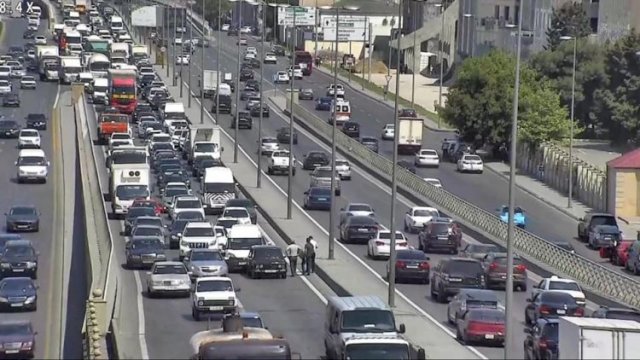 Ziya Bünyadov prospektində daha bir qəza: Tıxac yarandı, avtobuslar gecikir (FOTO)