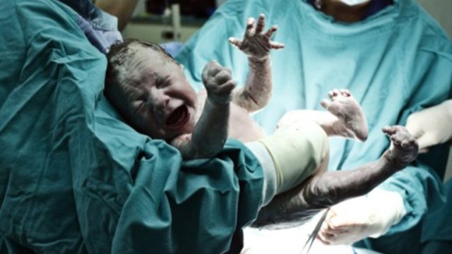 İDDİA: Bakıda ana dünyaya gətirdiyi əkizlərdən biri oğurlanıb - FOTO