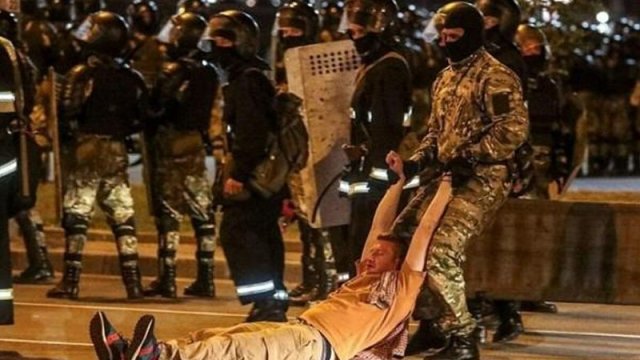 Minskdə etirazlar davam edir: OMON atəş açır, yaralılar var... - VİDEO