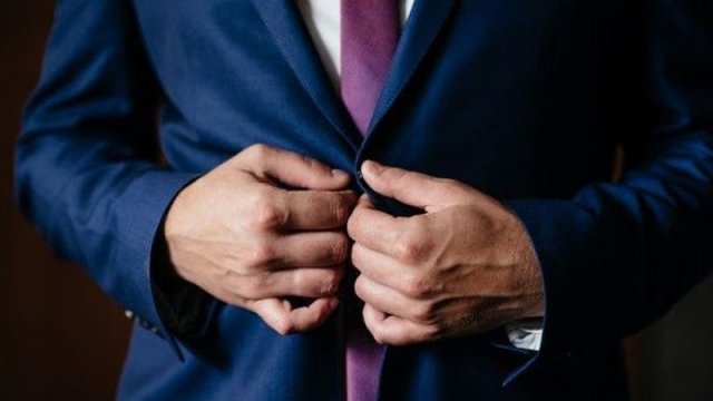 Rüşvət alarkən saxlanılan məmur məhkəmə qarşısında - RƏSMİ