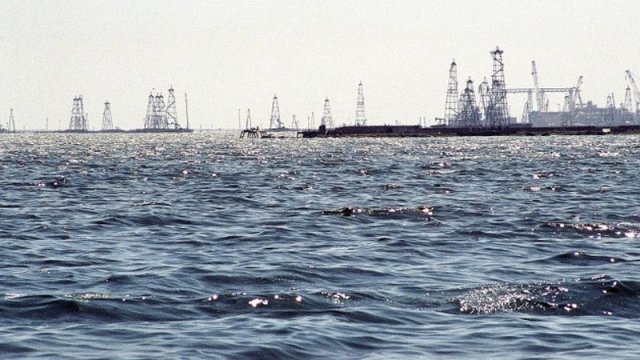 Dənizdə neftçi itkin düşdü