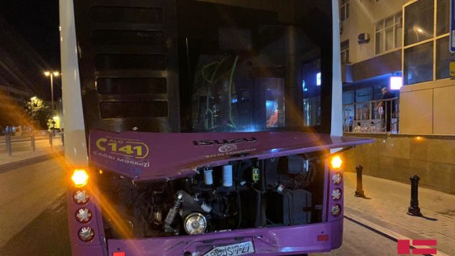 Bakıda avtomobil dayanacaqdakı avtobusa çırpıldı - FOTO