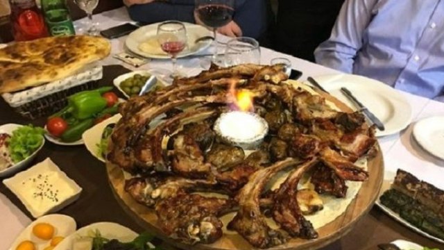 Yeyib-içmək məclisinin fotolarını sosial şəbəkədə paylaşanlar cərimələndi