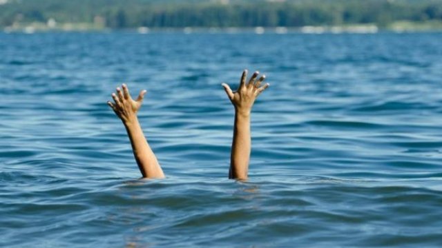 Bakıda müəllim dənizdə batan ana və qızını xilas etdi - FOTO