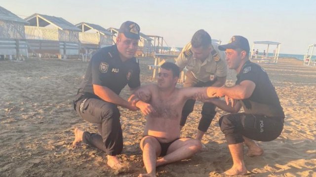 Bakıda polislər boğulmaq üzrə olan iki nəfərin həyatını xilas etdi - FOTO