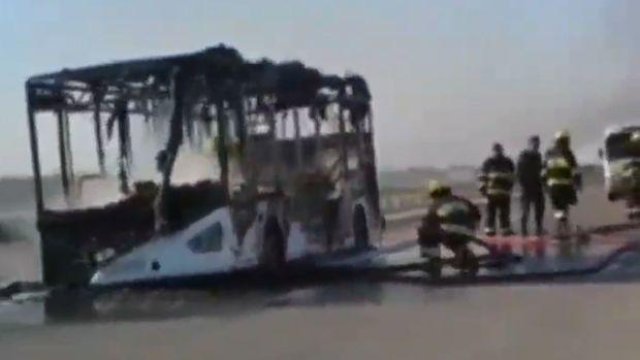 Bakıda sərnişin avtobusu yanıb kül oldu - VİDEO