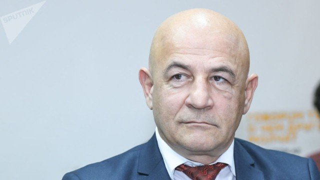 Bələdiyyə sədri istefa verdi - Oğlu AzTV-nin əməkdaşını şantaj etmişdi