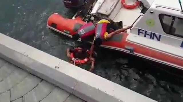 Bakıda özünü dənizə atan şəxsin xilasedilmə anları - VİDEO