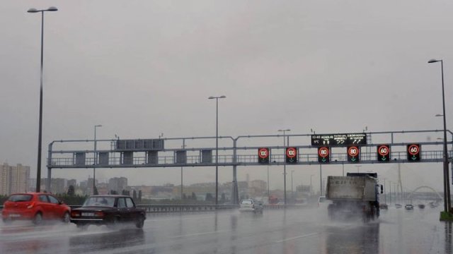 Bakının əsas avtomagistrallarında sürət həddi endirildi