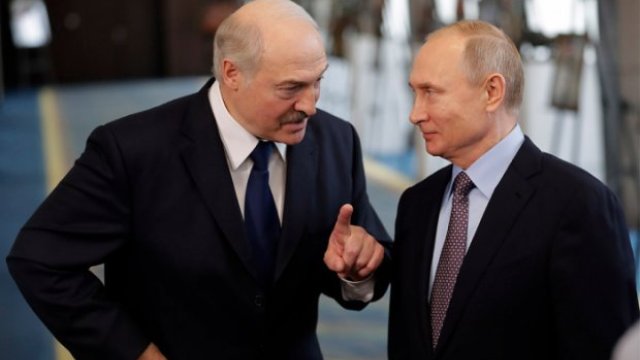 Yüz minlər küçələrə çıxdı, Lukaşenko yenə Putinə zəng vurdu