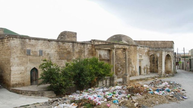 Bakıda zibilliyə çevrilən məscidin qarşısı təmizləndi - FOTOLAR