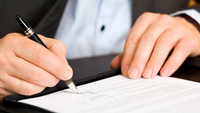 Azərbaycanlıya təzyiqə görə erməni məmur işdən çıxarıldı