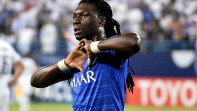 Məşhur futbolçu meydanda huşunu itirdi - VİDEO