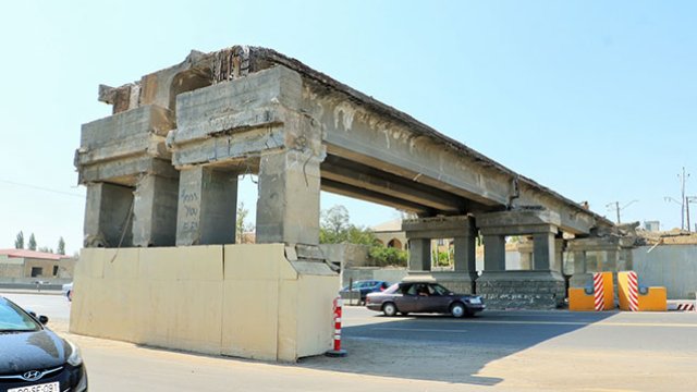 Xırdalan yolundakı körpü belə sökülür - FOTO