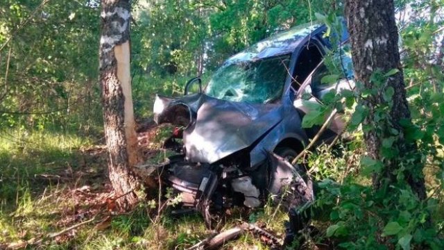 Goranboyda maşın ağaca çırpıldı: ölən var