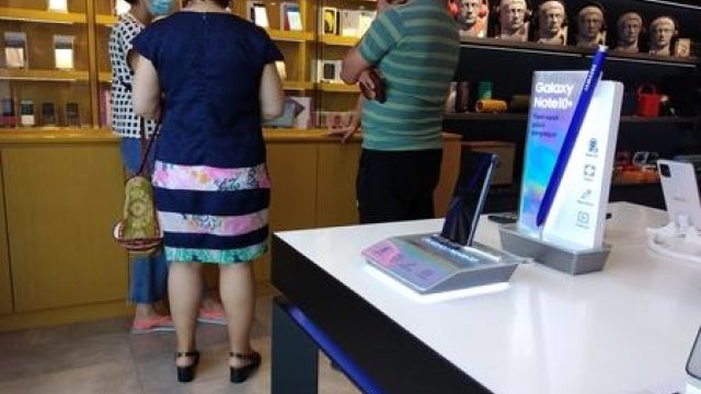 Telefon mağazalarında onlayn dərslərə görə ajiotaj yaşanır - REPORTAJ