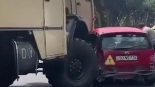 Bakıda təlim avtomobili hərbi maşının altına girdi - FOTO