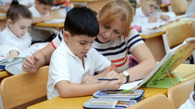 Qadın müəllimlərin çoxluğunun yaratdığı ciddi problemlər - Ekspertlərdən xəbərdarlıq