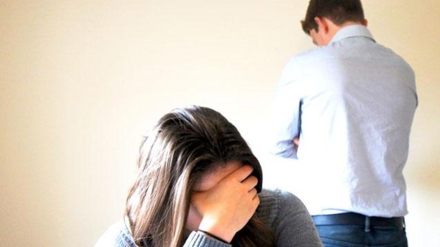 Vəzifəli şəxsin kürəkəni atalıq iddiası ilə bağlı arvadını məhkəməyə verdi