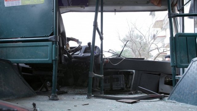 Bakıda sərnişin avtobusu qəzaya uğradı - FOTO