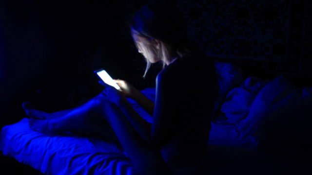 Smartfonun mavi işığından qorunmanın yolları açıqlandı