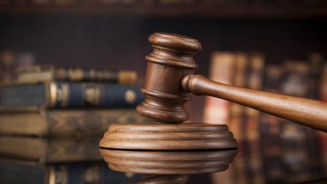Rüşvət üstündə tutulan vəzifəli şəxsin məhkəməsi başlayır