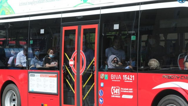 Bakıdakı avtobuslarda sərnişin sıxlığı - FOTO