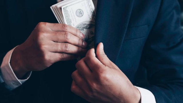 Nazirlikdə əməliyyat - Şöbə rəisi rüşvət alarkən tutuldu