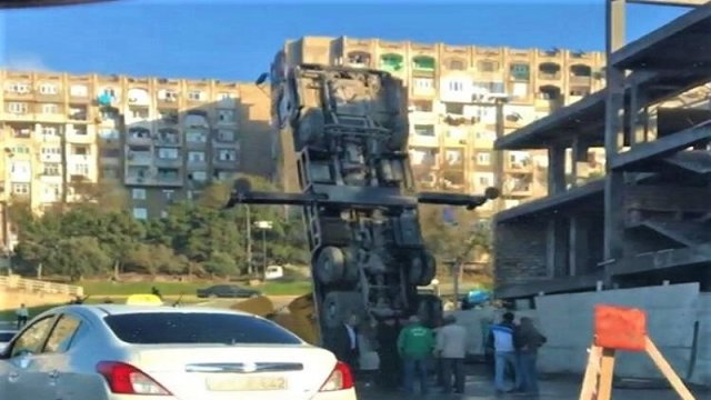 Bakıda kran yaşayış binasının üstünə aşdı: ölən var (VİDEO, YENİLƏNİB)