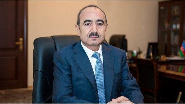 Hansı məmurun xanımı 15 il evdə oturub, büdcədən maaş alıb?