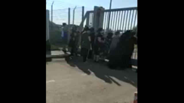 Üç gün əvvəl itən uşağın ailəsi “Ceyranbatan”ın qarşısına toplaşdı - VİDEO