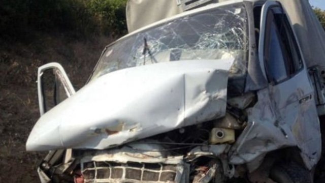 2 avtomobil toqquşdu, kafenin hasarı uçdu