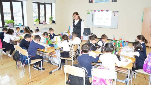 Övladını məktəbə göndərmək istəməyən valideynlər nə etməlidir? - RƏSMİ